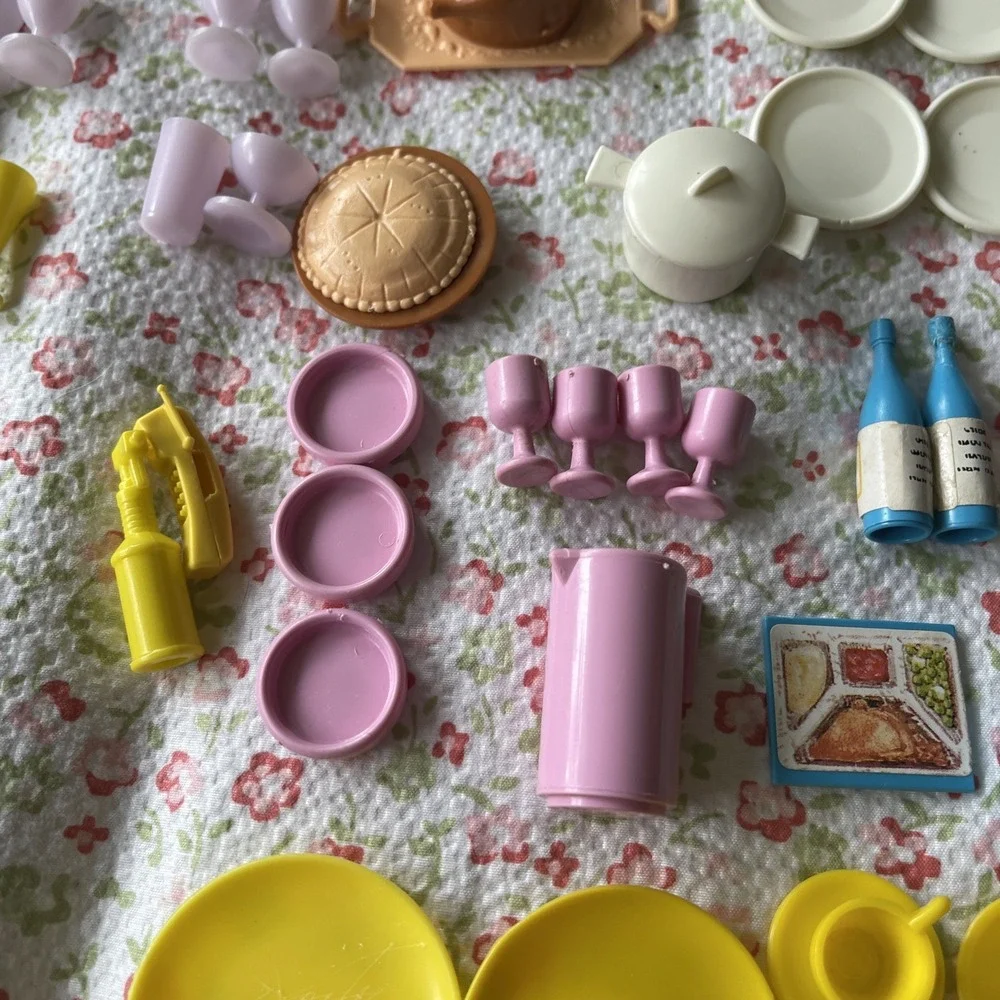 1984 Barbie Dream Kitchen 9119 Dishes Food Serving Flatware Goblets Pots Dishes
